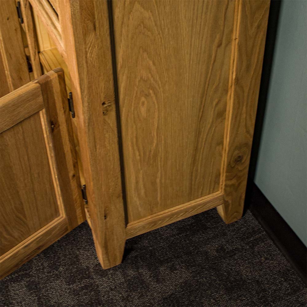 Yes Large Oak Buffet and Hutch