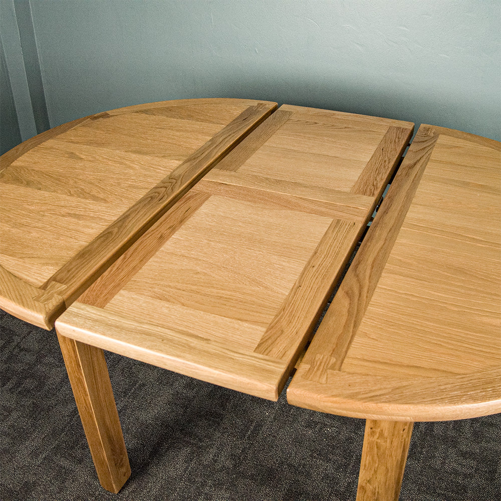 Dakota Oak 4 Seater Round Extending Dining Suite
