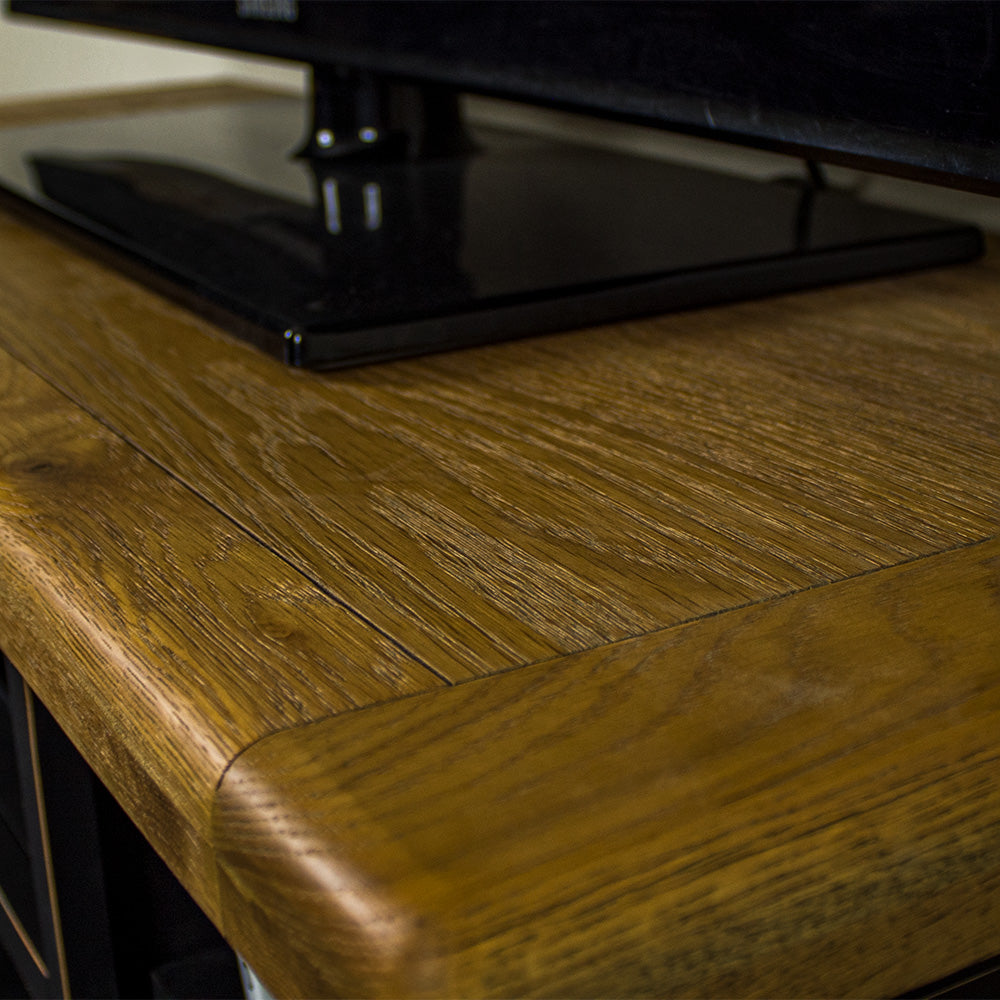 A close up of the top of the Cascais Oak-Top TV Unit, showing the wood grain and colour.